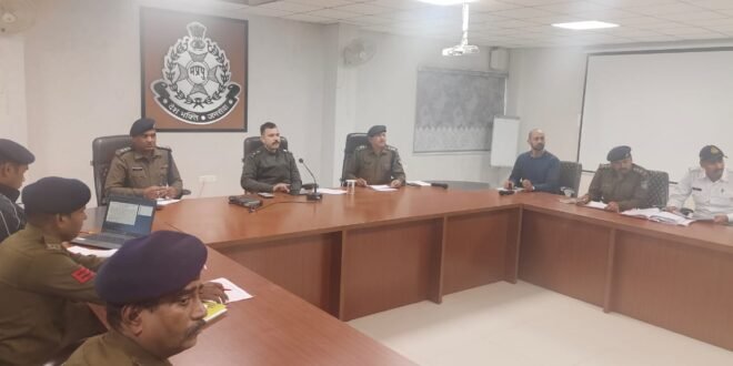 पुलिस अधीक्षक द्वारा FAR, IAR, DAR एवं I-RAD की समीक्षा बैठक कर यातायात पुलिस को दिए आवश्यक निर्देश-पुलिस लाईन स्थिति पुलिस परेड ग्राउंड रतलाम में आयोजित हुई जनरल परेड उत्कृष्ट टर्न आउट वाले पुलिस कर्मचारियों को किया गया पुरस्कृत-पुलिस ने 20 ग्राम स्मैक के साथ 02 युवकों को पकड़ा-पुलिस का नशा मुक्ति अभियान जारी-पुलिस द्वारा सभी थानों पर लगाए सायबर जागरूकता एवं हेल्पलाइन पोस्टर