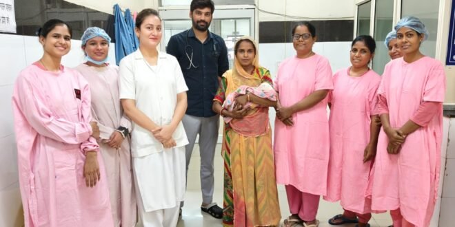एस एन सी यू में गंभीर अवस्था में भर्ती नवजात उपचार के बाद स्वस्थ है,