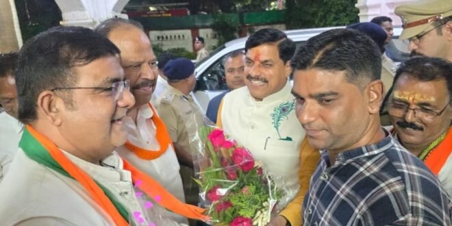 देर रात अचानक रतलाम पहुंचे मुख्यमंत्री डॉ यादव  कैबिनेट मंत्री चैतन्य काश्यप ने किया स्वागत-मुख्यमंत्री डॉ मोहन यादव ने कोटेश्वर महादेव मंदिर पहुंच कर पूजा अर्चना की-मा0 मुख्यमंत्री मोहन यादव ने स्वर्गीय बाबुलाल जी पटेल को अर्पित किये श्रृद्धा सुमन-नर्मदा का पानी रतलाम के साथ ग्रामीण अंचल तक ले जाने के लिए 113 करोड़ दिए जायेंगे कुंडाल गांव में 247 करोड़ रुपये के विकास कार्यों का लोकार्पण एवं भूमिपूजन किया