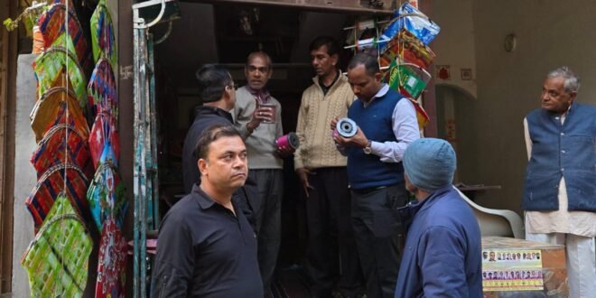 राजस्व अधिकारियों द्वारा दुकानों पर चायनाडोर के संबंध में जांच की गई सैलाना मे हुई कार्यवाही -आपातकालीन कोटा हेतु आवेदन पत्र जमा करने की समय-सीमा में परिवर्तन-जिले में आंगनवाड़ी केंद्रों पर कुपोषित बच्चों की पहचान का विशेष अभियान जारी,- जनसुनवाई में 100 आवेदन पर हुई सुनवाई- स्वास्थ्य शिविर का आयोजन किया गया-पुलिस अधीक्षक कार्यालय में जनसुनवाई में आएं 34 आवेदको की शिकायतो को सुनकर संबंधित थाना प्रभारियों को दिए त्वरित निराकरण के निर्देश