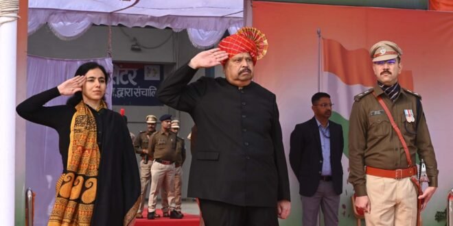 गणतंत्र दिवस पर मुख्य समारोह में कैबिनेट मंत्री श्री चेतन्य काश्यप ने ध्वजारोहण कर परेड की सलामी ली
