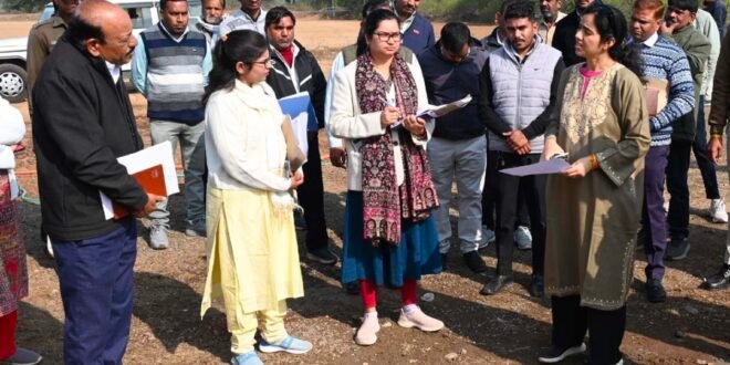 प्रशासन गांव की ओर अभियान’’ अंतर्गत करवाखेडी क्लस्टर की ग्राम पंचायतों मे हुई जनसुनवाई- ग्राम आक्या खुर्द में बनेसिंह के खेत पर लगी किसान चौपाल  कलेक्टर से मिलकर किसानों ने अपनी बात रखी- मध्याह्न भोजन की सब्जी, दाल रोटी खाकर गुणवत्ता देखी।