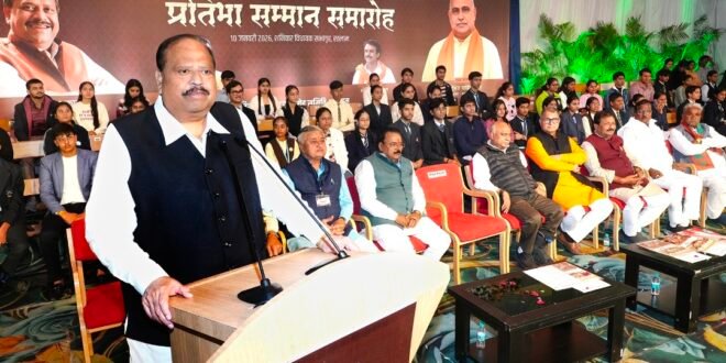 चेतन्य काश्यप फाउंडेशन के प्रतिभा सम्मान समारोह में बोले प्रदेश भाजपा अध्यक्ष- एक बच्चे की शिक्षा की चिंता कर ले तो होगा चारधाम यात्रा से बड़ा काम -भारतीय जनता पार्टी के प्रदेश अध्यक्ष व विधायक हेमंत खण्डेलवाल ने शनिवार को रतलाम में वीबी-जी रामजी योजना को लेकर पत्रकार-वार्ता को किया संबोधित