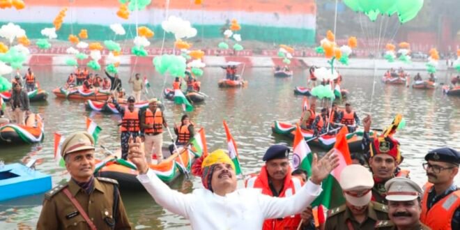 यादव को सलामी दी। मुख्‍यमंत्री डॉ. यादव ने सभी परेड कमांडरों से परिचय प्राप्त किया। मुख्‍यमंत्री डॉ. यादव ने इसके पश्चात स्वतंत्रता संग्राम सैनानी एवं लोकतंत्र सैनानियों के बीच पहुंचकर शाल एवं श्रीफल से उनका सम्मान किया।