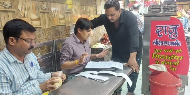 आगामी त्यौहारों के दृष्टिगत खाद्य सुरक्षा विभाग की कार्यवाही जारी-जनगणना कार्य में नियुक्ति अधिकारी एवं कर्मचारियों ने लिया प्रशिक्षण-शहरी गरीबी उपशमन सामाजिक कल्याण प्रकोष्ठ समिति की बैठक संपन्न-आई. टी. आई. रतलाम में 27 फरवरी को युवा संगम जिला स्तरीय रोजगार एवं अप्रेंटिसशिप मेले का आयोजन-मिलावट के विरुद्ध कार्यवाही में विभिन्न दुकानों से पनीर, मिठाई, दूध के नमूने लिए गए-विद्युत मोटर चोरी गैंग का पर्दाफाश, 04 आरोपी गिरफ्तार ₹2.40 लाख का मशरूका जप्त