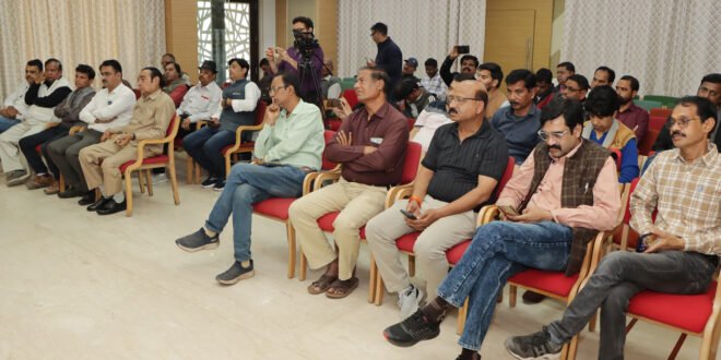 2026-27 का केन्द्रीय बजट विकसित भारत 2047 के संकल्प का आधार रखेगा-कलेक्टर ने सामुदायिक स्वास्थ्य केंद्र नामली का निरीक्षण किया-फार्मर रजिस्ट्री एवं गिरदावरी के कार्य में लापरवाही बरतने पर 21 पटवारियों के एक दिवस का वेतन रोका गया-विधायक मथुरा लाल डामर की अध्यक्षता में बिरमावल में रोगी कल्याण समिति की बैठक संपन्न-स्कूली बसों की जांच कर की गई कार्यवाही 37 हजार समझौता शुल्क वसूल-कलेक्‍टर एवं जिला दंडाधिकारी श्री सिंह ने 11 व्‍यक्तियों को छह-छह माह के लिए जिला बदर किया-मत्स्य पालन विभाग द्वारा प्रधानमंत्री मत्स्य कृषक समृद्धि सह योजना अंतर्गत जलीय कृषि बीमा जागरूकता कार्यक्रम का आयोजन किया गया-सिंहस्थ के लिए किए जा रहे विकास कार्यों की अधिकारी निरंतर मॉ‍नि‍टरिंग करें-हरथल में उल्टी दस्त के मरीज मिलने पर स्वास्थ्य टीम द्वारा सर्वे किया गया- पुरानी पेंशन और ई अटेंडेंस के विरोध में शिक्षक उतरेंगे सड़क पर रैली व ज्ञापन-अवैध मादक पदार्थ डोडाचुरा की तस्करी के विरुद्ध कार्यवाही