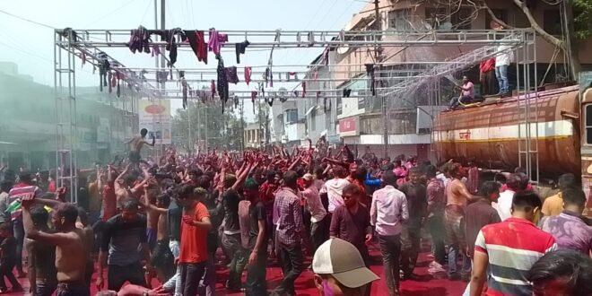 दोबत्ती चौराहे पर रंगो की बौछारों और उड़ते गुलाल के साथ जोर शोर से मनेगी रंग पंचमी-नरवाई प्रबंधन के लिए उज्जैन विकासखंड में हार्वेस्टर संचालकों की बैठक आयोजित की गई-नरवाई जलाने पर प्रतिबंध लगाया गया  निर्दशों का उल्‍लंघन किए जाने पर पर्यावरण क्षति पूर्ति अर्थदंड राशि देय होगी-ग्रीष्म ऋतु में पेयजल संकट की निगरानी के लिए जिला स्तर पर कंट्रोल रूप स्थापित-खाड़ी देशों में रह रहे मध्यप्रदेश के निवासियों की सहायता हेतु मध्यप्रदेश भवन, नई दिल्ली में कंट्रोल रूम के नंबर जारी-कलेक्टर ने वृद्धाश्रम पहुंच कर होली मिलन समारोह वृद्धाजनो के बीच मनाया-सोशल मीडिया पर निम्न खबर को लिया संज्ञान-