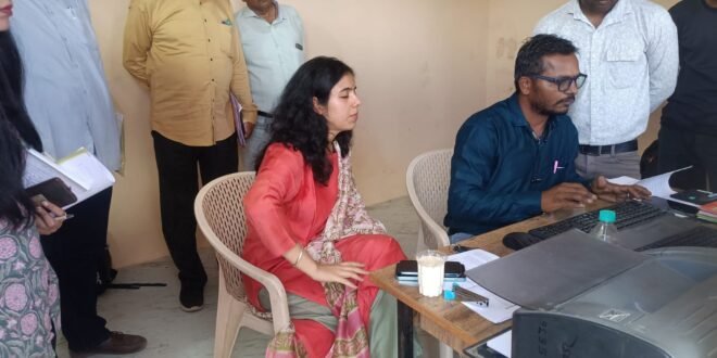 स्व-गणना पोर्टल के माध्यम से जनगणना 2027 के प्रथम चरण की जानकारी अब ऑनलाइन दर्ज कर सकेंगे नागरिक-अज्ञातकारणों से अवसादग्रस्त 35 वर्षीय महिला ने किया जहरीले पदार्थ का सेवन डायल-112 जवानों ने एफ़ आर व्ही वाहन से पहुँचाया अस्पताल-कलेक्टर ने गेहूं उपार्जन केन्द्रो का आकस्मिक निरीक्षण किया-बाल विवाह रोकथाम हेतु तुरंत हेल्पलाइन नंबर पर सूचित करें-आपका रक्त जरुरतमंद को जीवनदान-सीईओ जिला पंचायत श्री कूमट ने स्व गणना पोर्टल पर स्व गणना में भाग लिया