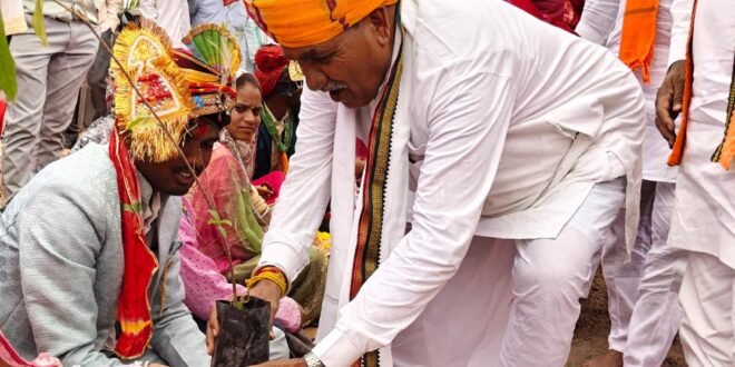 मुख्यमंत्री कन्यादान विवाह योजना अंतर्गत गांव कुंडाल में परिणय सूत्र में बंधें 167 जोड़े विधायक मथुरलाल डामर ने वर वधुओं को विशेष उपहार में पौधा किया भेंट-आत्महत्या के दुष्प्रेरण के तीन आरोपीयो को अपराध दर्ज होने के तीन घण्टे मे किया गिरफ्तार-कैबिनेट मंत्री श्री काश्यप ने भरा स्व गणना पत्र-विधायक रतलाम ग्रामीण मथुरालाल डामर ने भरा स्व गणना पत्र