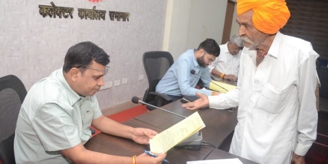 सीईओ जिला पंचायत द्वारा विभिन्‍न मामलों में जनसुनवाई की गई, जनसुनवाई में 100 आवेदन पर हुई सुनवाई,