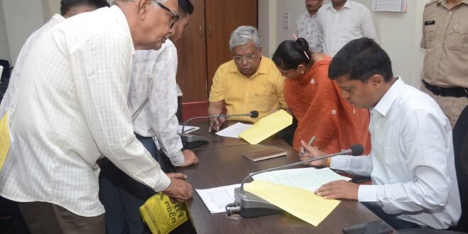 कलेक्टर श्री सिंह द्वारा विभिन्न मामलों में जनसुनवाई की गई-अग्निवीर भर्ती रैली (महू, इंदौर) 2025-26 के परिणाम घोषित-जनसुनवाई में 160 आवेदन पर हुई सुनवाई-ईद-उल-जुहा, महाराणा प्रताप जयंती एवं मोहर्रम पर्व शांति एवं सौहार्द के साथ मनाएं कलेक्टर जिला स्तरीय शांति समिति की बैठक सम्पन्न-150 किलो अवैध डोडाचूरा सहित दो तस्कर गिरफ्तार ₹13 लाख का मश्रूका जप्त-माल परिवहन को आधुनिक एवं सशक्त बनाने की दिशा में रतलाम मंडल के गुड्स शेड्स का व्यापक उन्नयन कार्य प्रगति पर