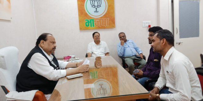 मध्य प्रदेश शासन के मंत्री चेतन्य काश्यप ने गुरुवार को भाजपा प्रदेश कार्यालय में कार्यकर्ताओं से किया संवाद -नकली खाद बीज एवं कीटनाशक दवाई बेचने वालों पर होगी कार्यवाही-श्री सर्वब्राह्मण सभा द्वारा रतलाम डेवलपमेंट अथॉरिटी (आर डी ए) के पदाधिकारियों का अभिनंदन