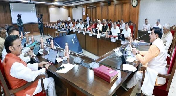 राज्य के विकास और सांस्कृतिक गौरव को बढ़ावा देने के लिए 5 हजार 960 करोड़ रूपये की योजनाओं सहित कई जनहितैषी कार्यों को मंजूरी, समान नागरिक संहिता के पक्ष में हैं 90 प्रतिशत से अधिक नागरिक : मुख्यमंत्री डॉ. यादव, उन्नत कृषक जिला रतलाम अंतर्गत किसानों के लिए सोशल मीडिया संबंधी लिंक जारी, पुलिस द्वारा अवैध मादक पदार्थ की तस्करी में संलिप्त 05 आरोपियों पर पिट एनडीपीएस एक्ट के तहत निरोधात्मक कार्रवाई/,