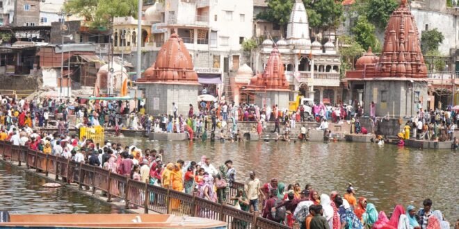लाखों श्रद्धालुओं ने मां शिप्रा में डुबकी लगाकर सोमवती अमावस्या पर पुण्य लाभ लिया, अंतर्राष्ट्रीय योग दिवस चार लाख से अधिक लोगों ने ऑनलाइन प्रशिक्षण लेकर बनाया वर्ल्ड रिकॉर्ड, नदियों और उससे जुड़े जलाशयों में मछली पकड़ने पर रोक, उल्लंघन पर होगी कार्रवाई, पुलिस चौकी ढोढर थाना रिंगनोद द्वारा 07 पेटी अवैध शराब जप्त एक आरोपी गिरफ्तार,