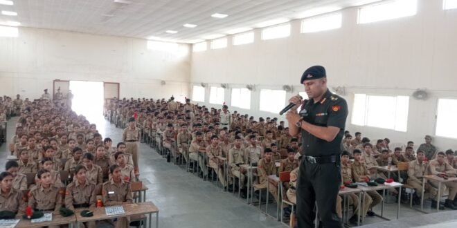 कर्नल मोहित कुमार जैन निदेशक आर्मी भर्ती कार्यालय महू द्वारा एनसीसी शिविर में अग्निवीर भर्ती मार्गदर्शन-सिंहस्थ 2028 की तैयारियों को लेकर रतलाम पुलिस ने शुरू किया विशेष प्रशिक्षण अभियान-मर्चेंट नेवी में नौकरी दिलाने के नाम पर धोखाधड़ी करने वाले प्रकरण का 08 वर्ष से फरार आरोपी गिरफ्तार