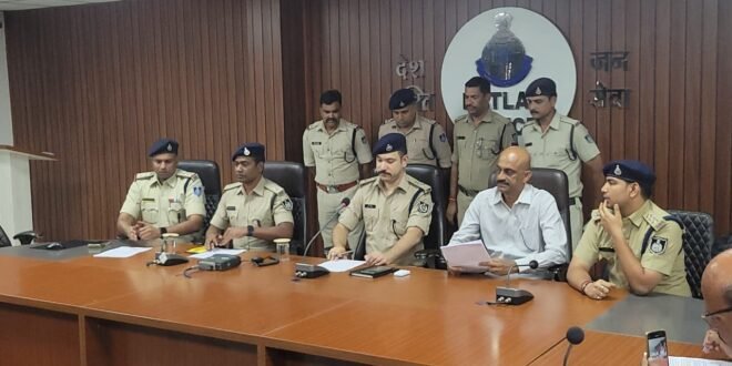 40 लाख रुपये की लूट का 24 घंटे के भीतर खुलासा, साजिशकर्ता कर्मचारी गिरफ्तार,-घर से निकल कर की राह भटका 05 वर्षीय मासूम डायल-112 जवानों ने परिजन से मिलाया।-महाप्रबंधक पश्चिम रेलवे रामाश्रय पाण्डेय ने रतलाम मंडल प्रवास के दूसरे दिन विभिन्न रेल परियोजनाओं का किया गहन निरीक्षण-पश्चिम रेलवे के रतलाम मंडल में चलती ट्रेन में प्रसूता महिला को मिला समय पर सहयोग