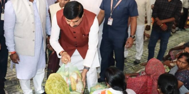 संकट की घड़ी में पूरी सरकार है बाढ़ पीड़ितों के साथ नुकसान का मुआयना अधिकारियों को 3 दिन तक चित्रकूट में ही रहकर राहत पहुंचाने के दिए निर्देश