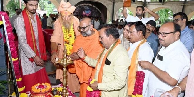 श्री गुरु रविदास महाराज समरसता संकल्प अभियान एवं कलश रथ यात्रा का गुलाब चक्कर से हुआ शुभारंभ-अवैध खनिज उत्खनन एवं परिवहन के प्रकरणों में कलेक्टर ने की प्रभावी कार्यवाही 03 प्रकरणों में 4,72,200 रुपए किए वसूल-खाद्य सुरक्षा विभाग की जावरा में कार्यवाही, घी एवं कुकिंग मीडियम के नमूने लिए मिलावट की शंका पर 29 हजार 930 रुपये की सामग्री जप्त,-आपत्तिजनक मोबाइल चैट मामले में शिक्षक निलंबित-अन्तरराज्यीय दो शातिर चोरों के कब्जे से स्टेशन रोड़ पुलिस ने चोरी की 10 मोटरसाइकिलें बरामद की-पुलिस ने हत्या का 10 घंटे में पर्दाफाश किया 05 आरोपी गिरफ्तार-पुलिस द्वारा चोरी गई स्कुटी को आरोपी के कब्जे से बरामद करने मे मिली सफलता